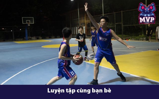 Luyện tập với bạn bè là một cách đơn giản để rèn luyện khả năng chơi bóng rổ.