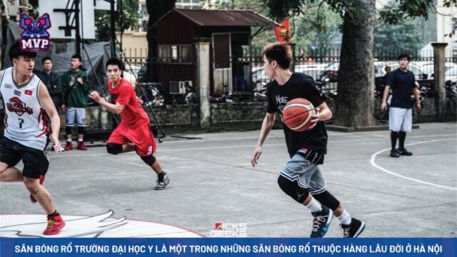 Sân bóng rổ trường đại học Y là một trong những sân bóng rổ thuộc hàng lâu đời ở Hà Nội